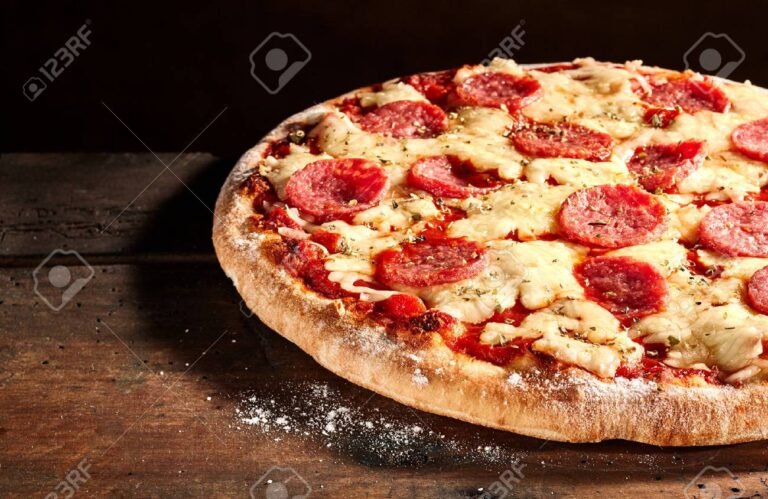 deliciosa pizza recien horneada en mesa