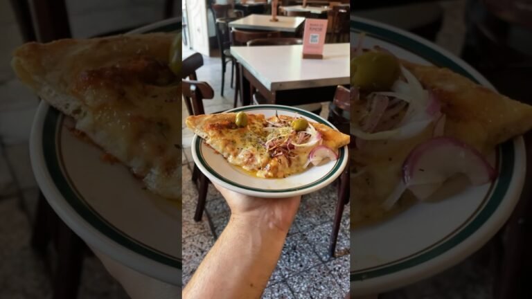 Por qué elegir Don Pablo para disfrutar de pizzas y empanadas 8 deliciosas pizzas y empanadas en mesa