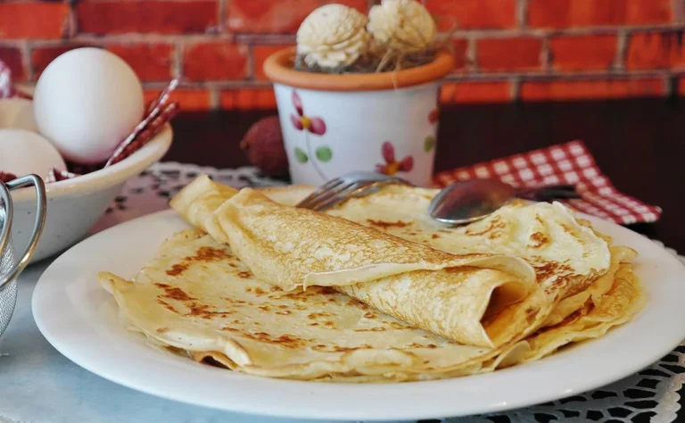 Qué opciones ofrece Ruda Crepes & Ice Rolls en su menú 8 deliciosos crepes y helados enrollados