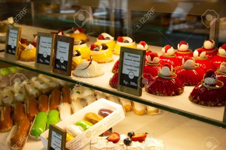 deliciosos postres en vitrina de reposteria