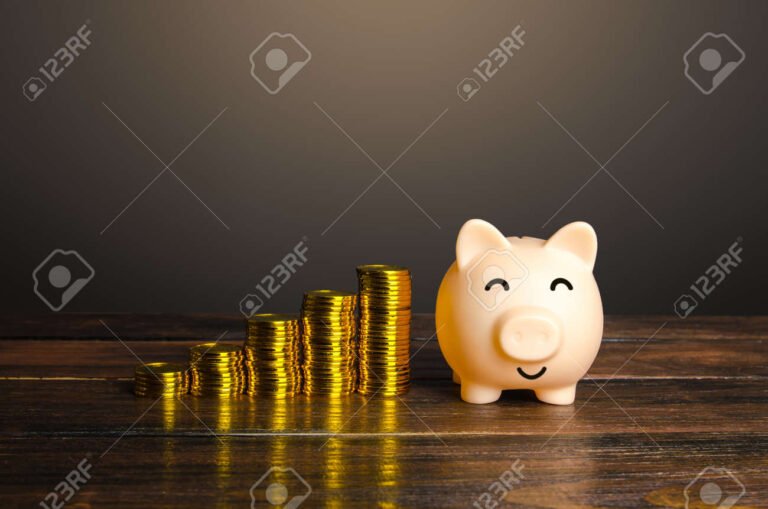 dinero en una alcancia con aumento