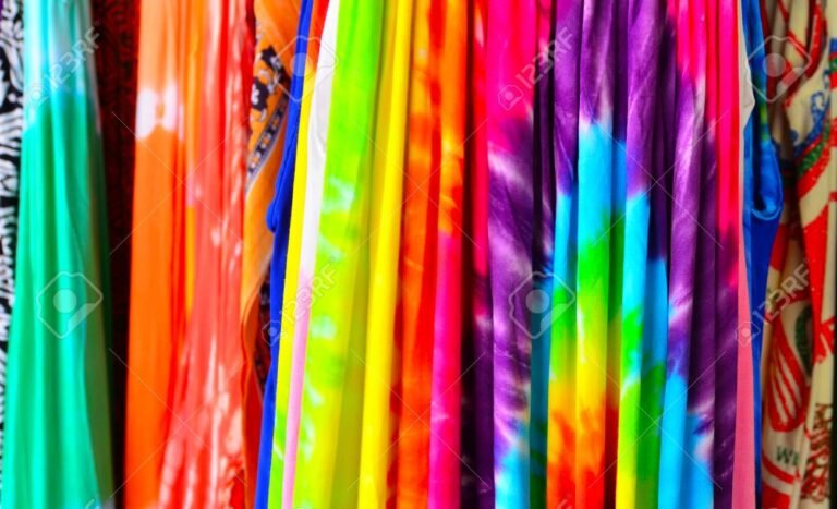 diversos textiles coloridos en exhibicion