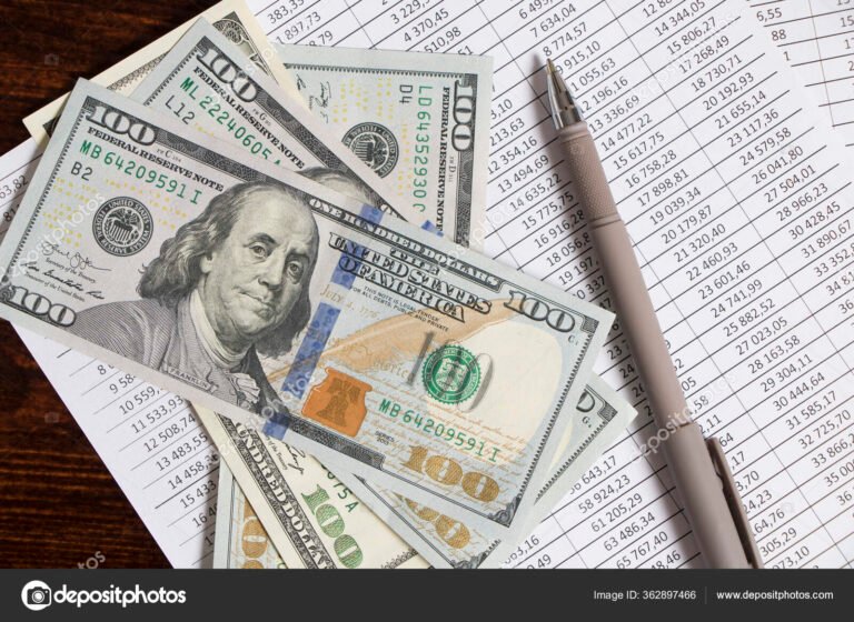 Cómo solicitar la devolución de impuesto al dólar en Argentina 6 documentos y billetes de dolar en mesa