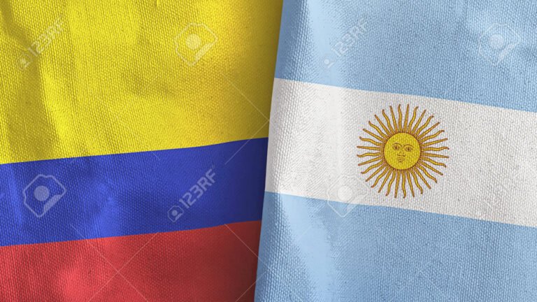 dos banderas de argentina y brasil entrelazadas