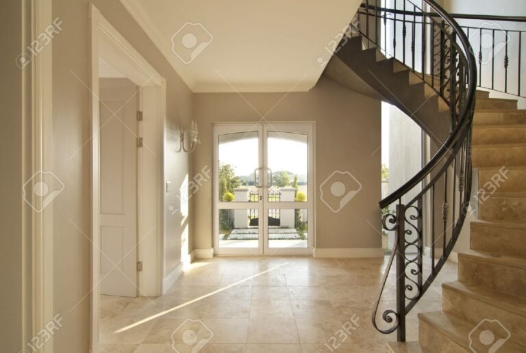 edificio con escaleras y puerta de entrada