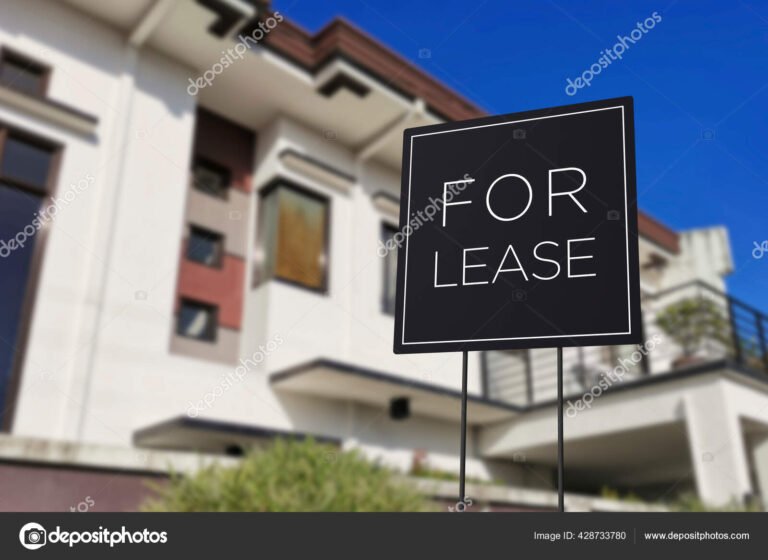 edificio moderno con letrero de inmobiliaria