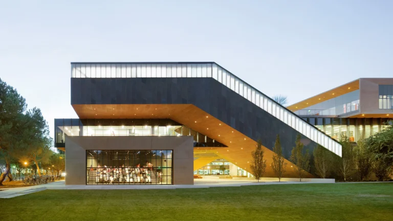 Qué es el Instituto Cristiano Evangélico Devoto Iced y qué ofrece 29 edificio moderno de un instituto educativo