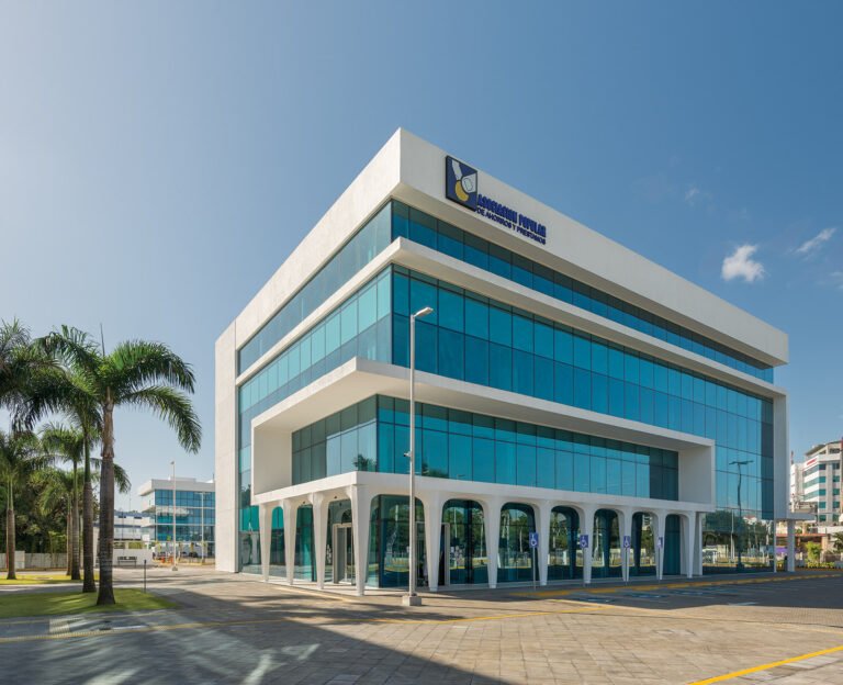 edificio moderno de una entidad financiera