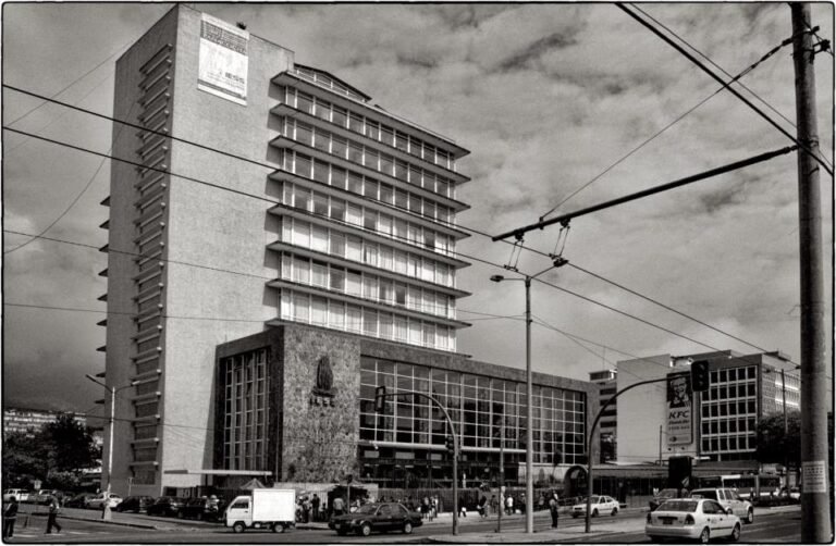 edificio moderno del instituto de seguros