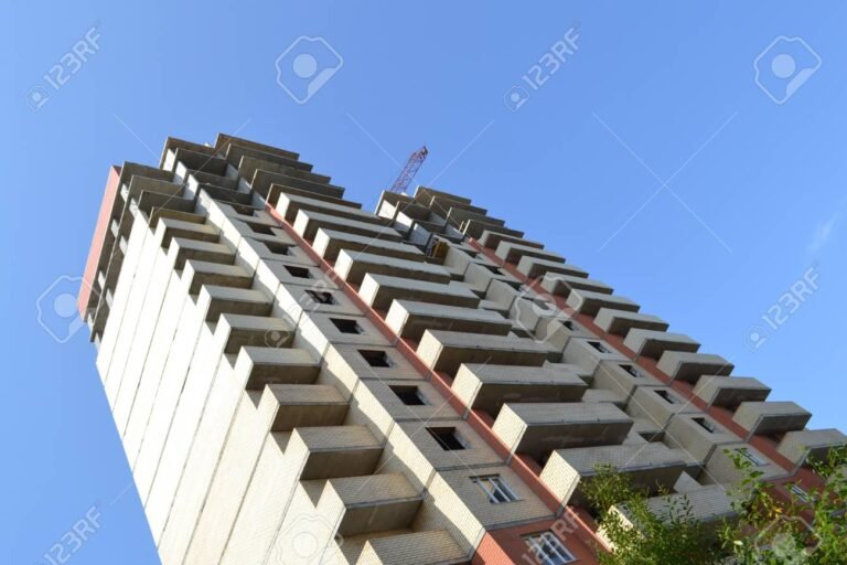 edificios de varios pisos en la ciudad