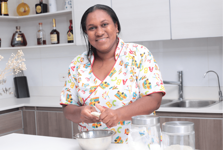 empleada domestica recibiendo su pago