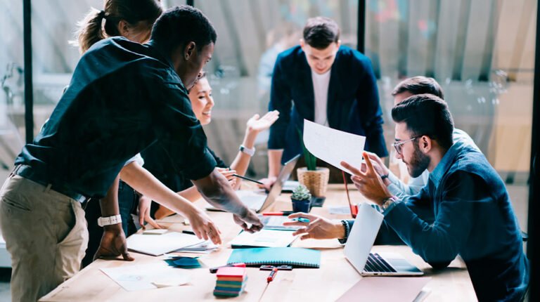 emprendedores colaborando en un proyecto innovador