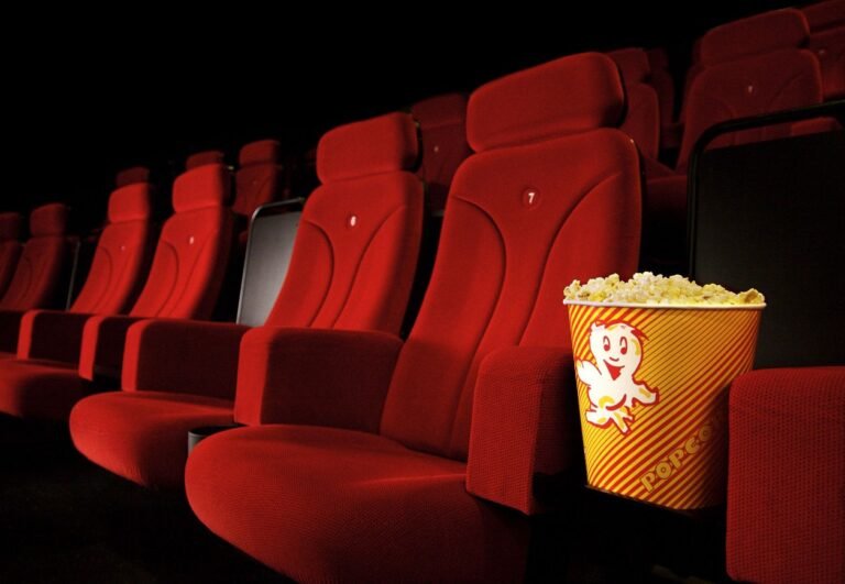 entrada de cine con palomitas y butacas