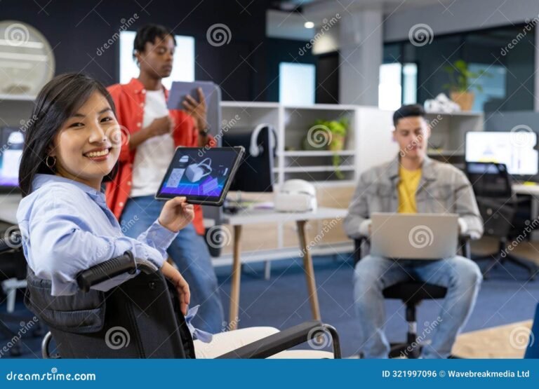 equipo de trabajo diverso en oficina moderna