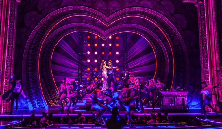 escenario iluminado de un teatro de broadway