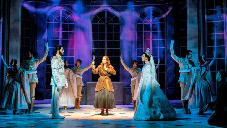 escenario iluminado del teatro broadway