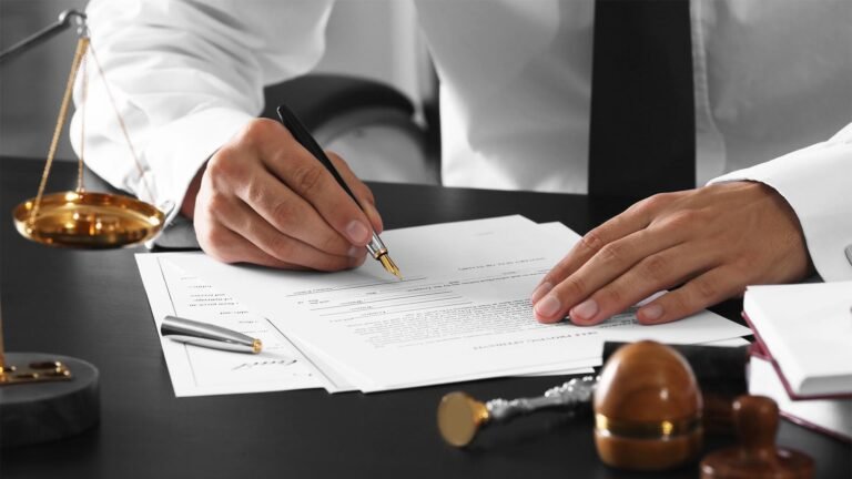 escribano firmando documentos legales