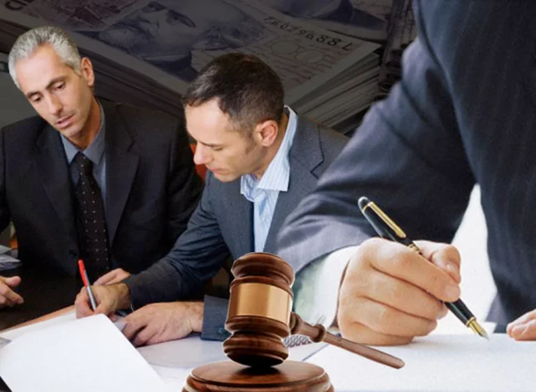 escribano trabajando en su oficina