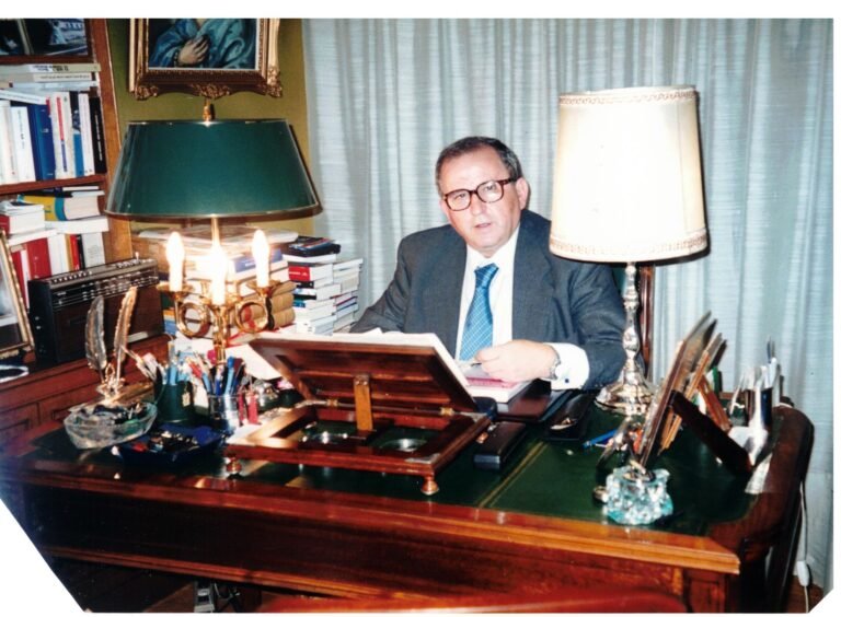 escribano trabajando en un despacho elegante