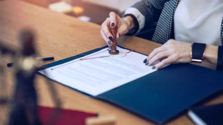 escribano trabajando en una oficina
