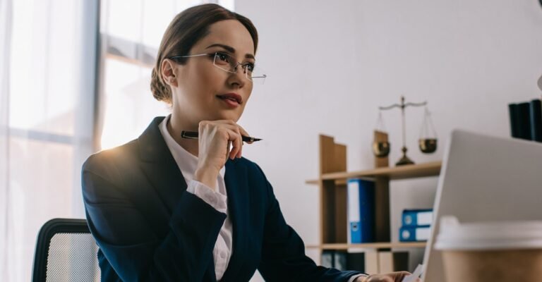 escribano trabajando en una oficina moderna