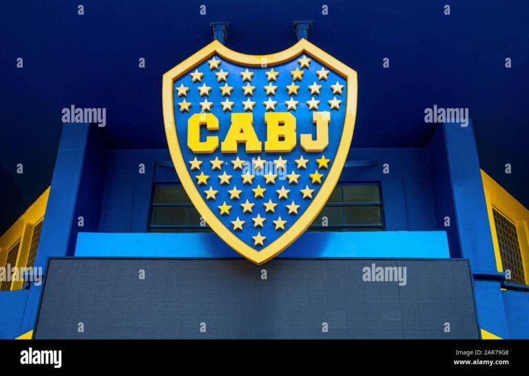 escudo de boca juniors en un campo de futbol