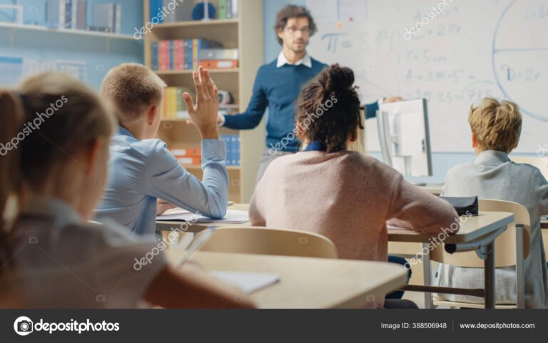 Cuánto cuesta la cuota mensual del colegio La Salle en Argentina 2 escuela con ninos en un aula brillante