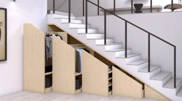 espacio bajo la escalera con muebles a medida