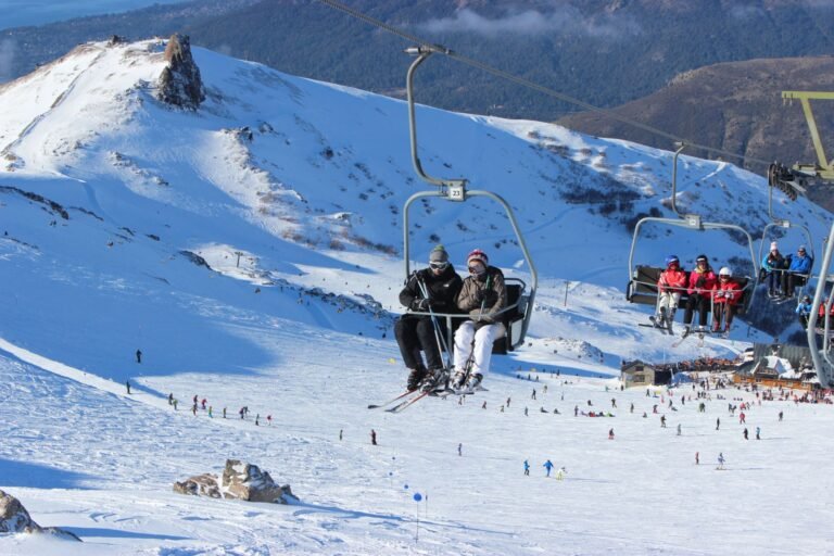 esquiadores en cerro catedral nevado