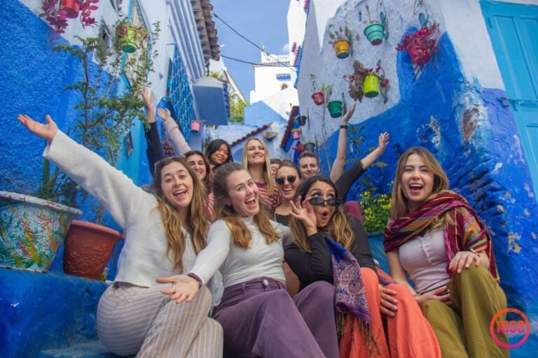 esquina vibrante con gente disfrutando eventos