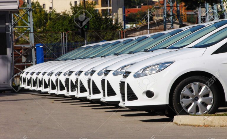 estacionamiento urbano con coches alineados
