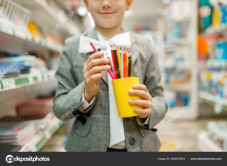 estudiante seleccionando utiles escolares coloridos