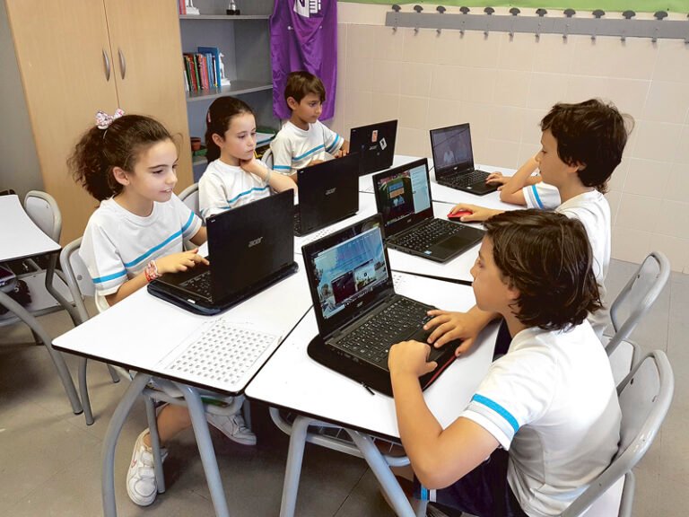 estudiantes en aula tecnica con herramientas