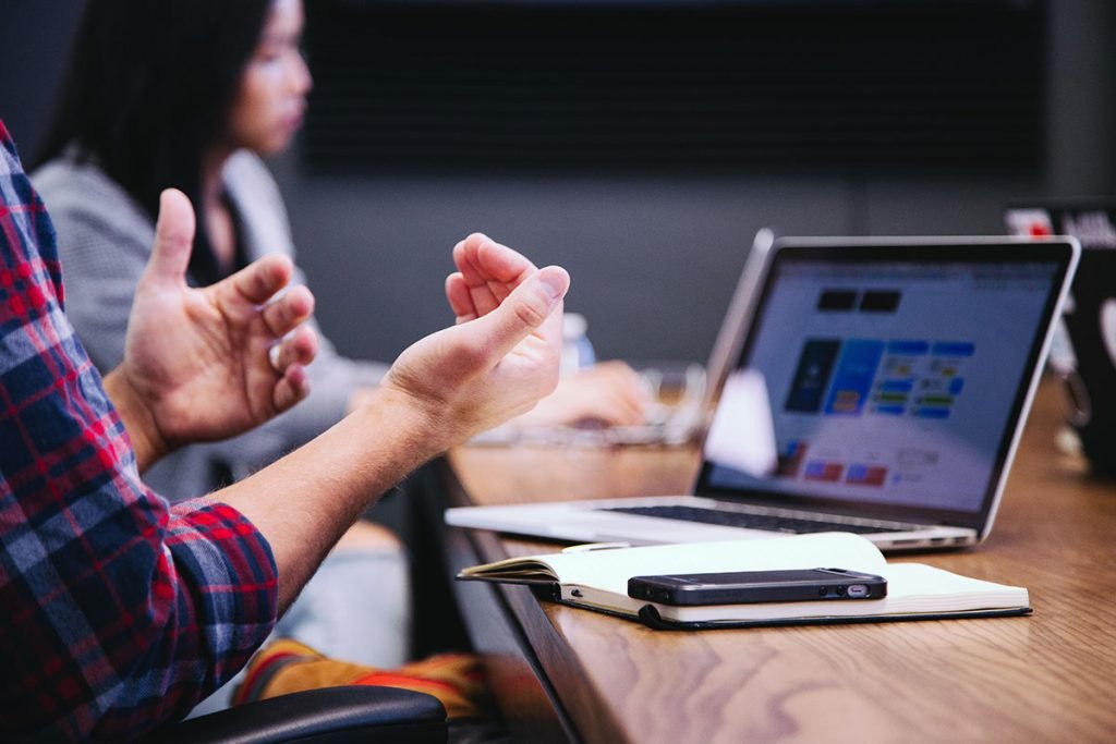 estudiantes en un entorno de aprendizaje virtual