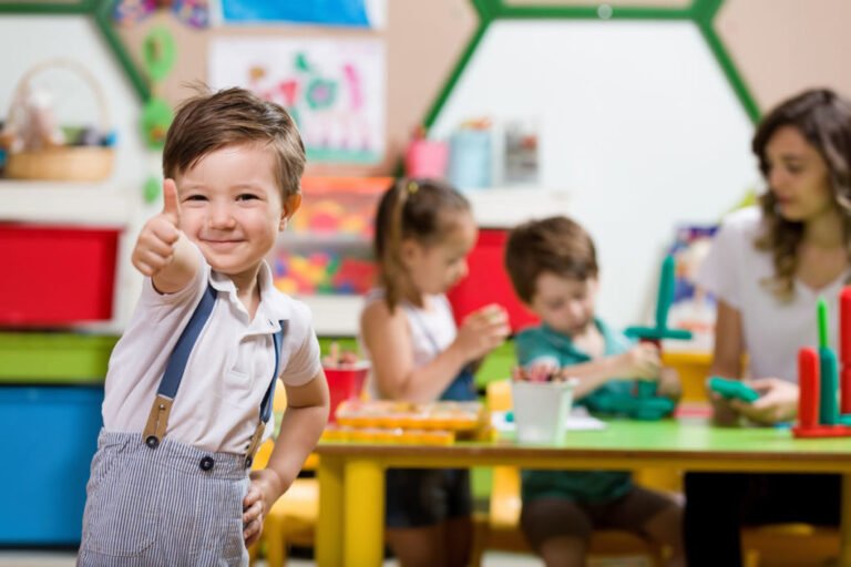 estudiantes felices en un aula de clase