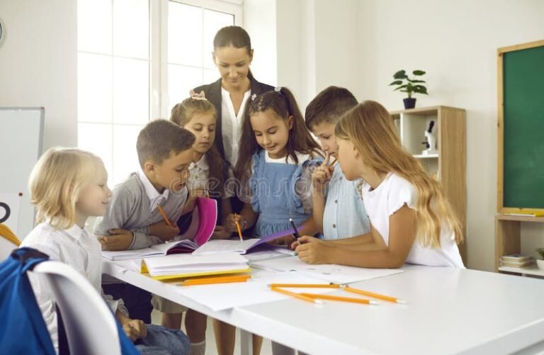 estudiantes felices en un aula moderna 1