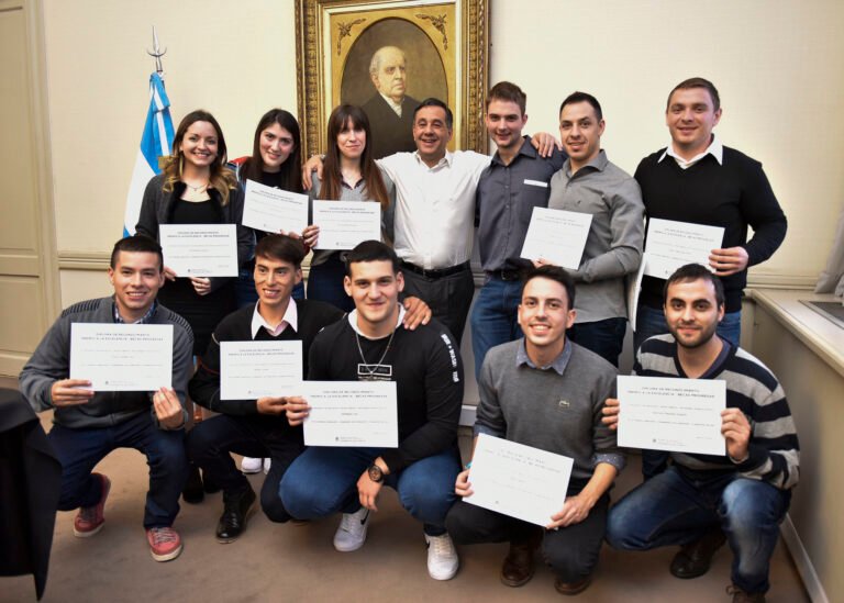 estudiantes recibiendo becas en argentina