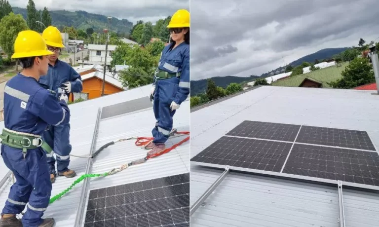 estudiantes trabajando en paneles solares