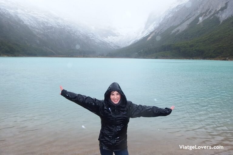 excursionistas en la laguna esmeralda