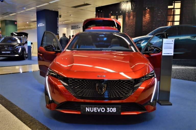 exterior de un concesionario peugeot moderno