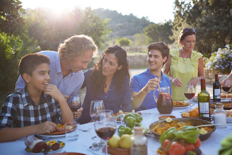 familia compartiendo una comida saludable