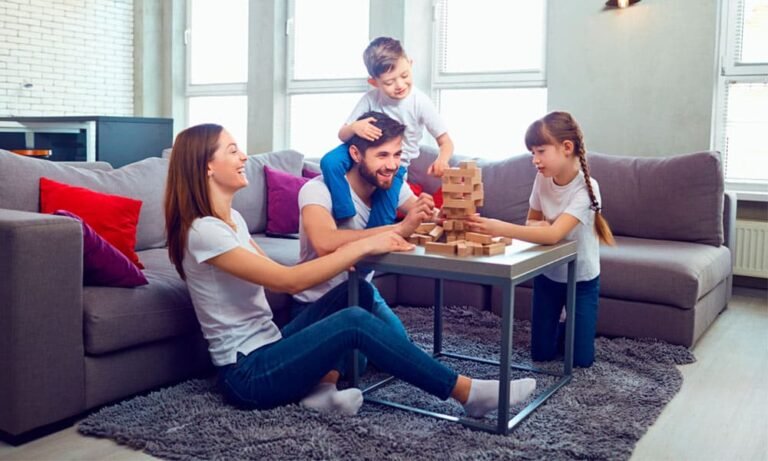familia disfrutando de entretenimiento en casa