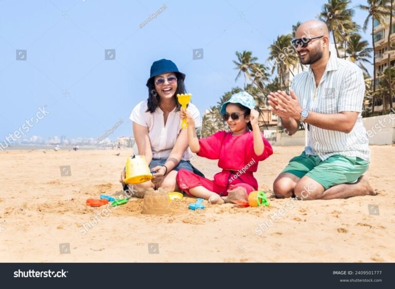 Qué actividades ofrece Noche y Día Turismo en la Costa Atlántica 20 familia disfrutando en la playa