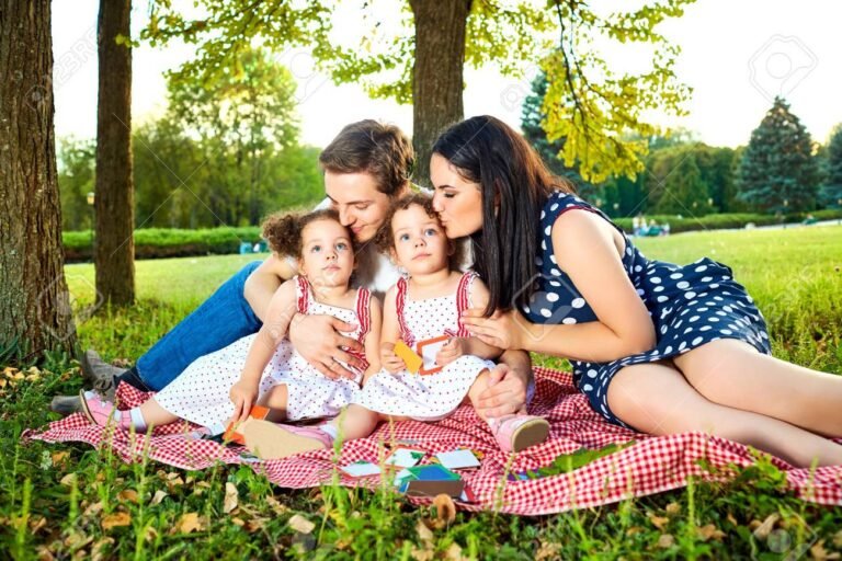 familia feliz con hijos en un parque
