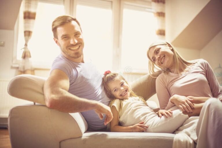 familia feliz en un acogedor bed and breakfast