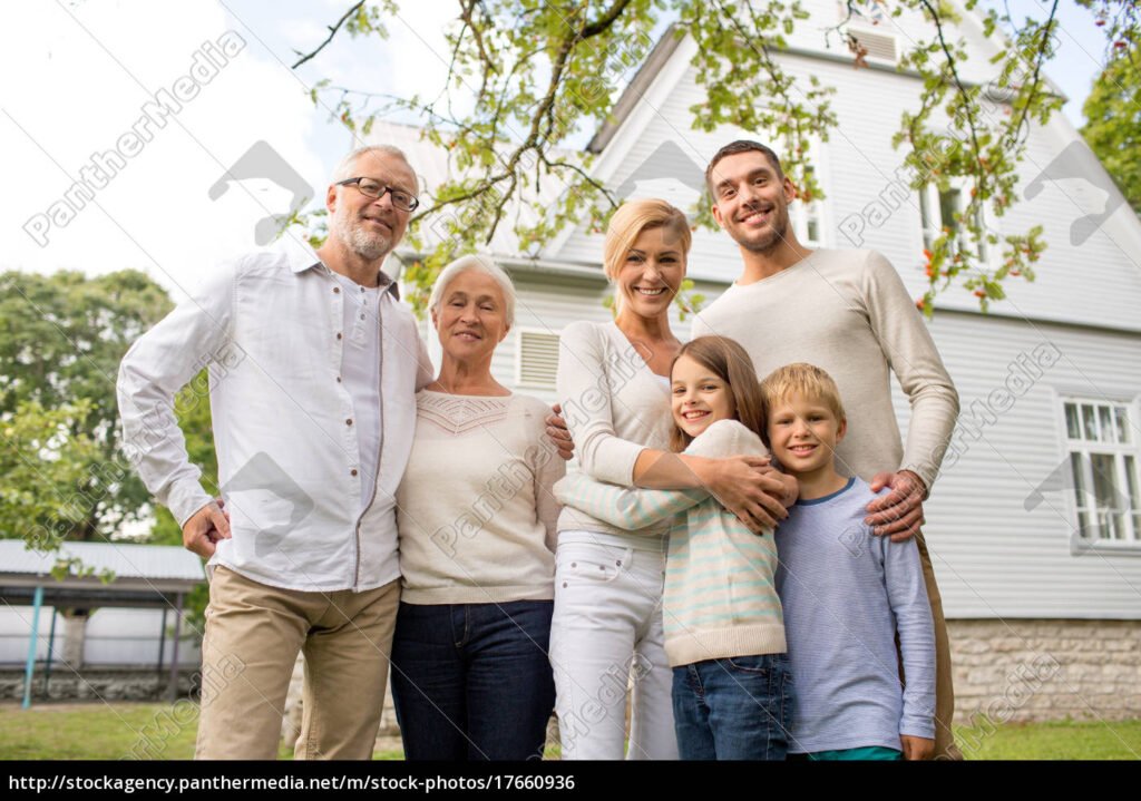 Qué requisitos necesito para acceder a créditos de ampliación de vivienda Procrear 1 familia feliz frente a su casa ampliada