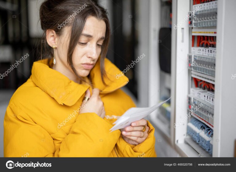 familia feliz revisando su factura de luz