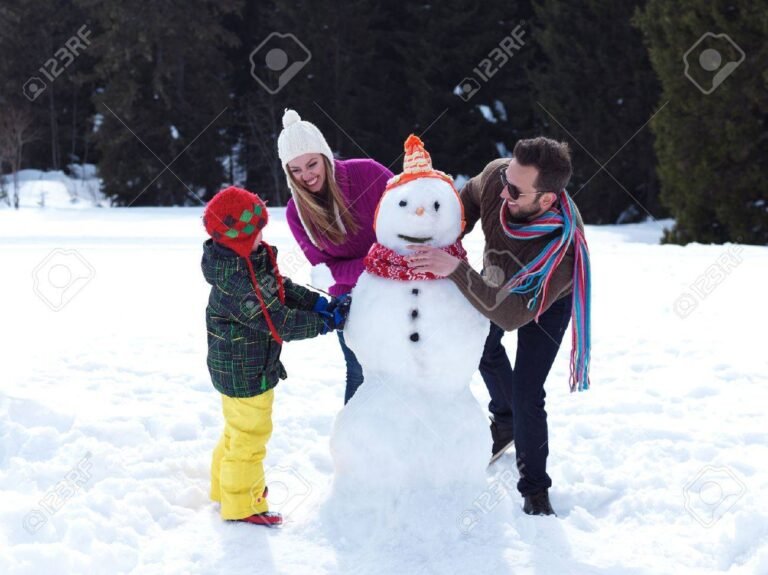 familia jugando en la nieve