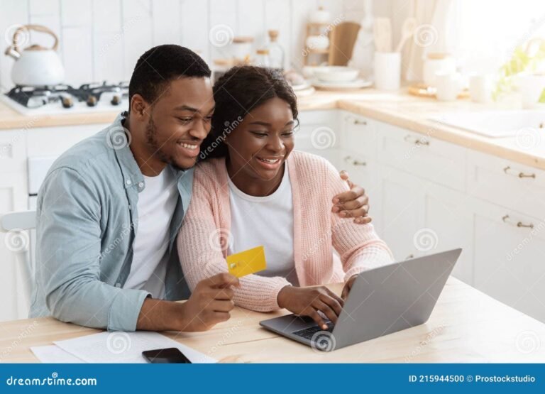 familia revisando factura de servicios publicos