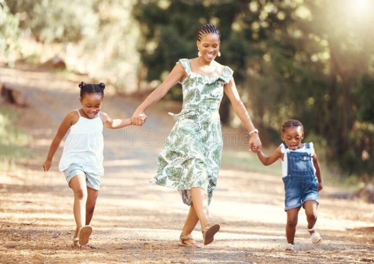 familia sonriente en un entorno natural